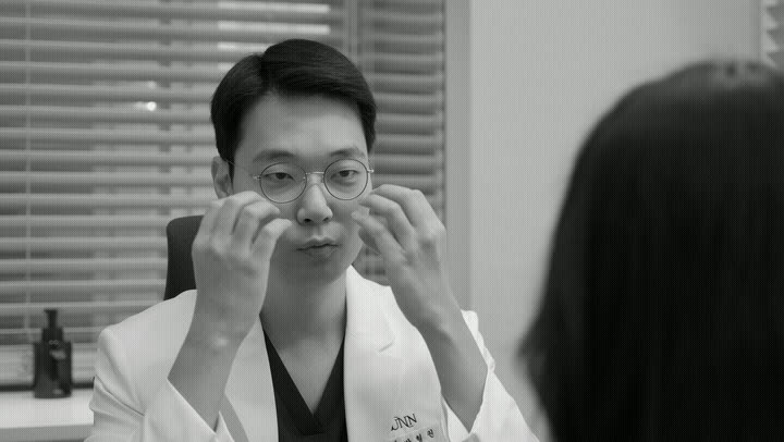 Dr. Park Hyung-kwon in a consultation at LUNN Dermatology Clinic